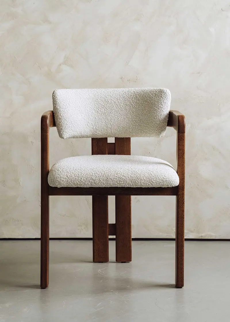 Silla con reposabrazos tapizada en beige