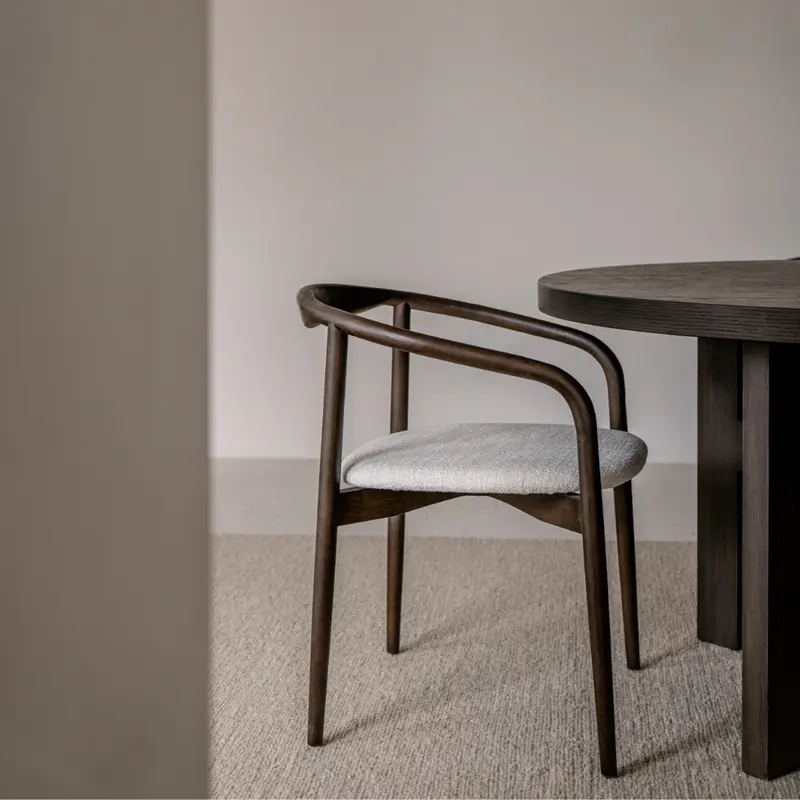 Silla de comedor Ely - Asiento rectangular de tela - Color madera ahumada - Madera de caucho