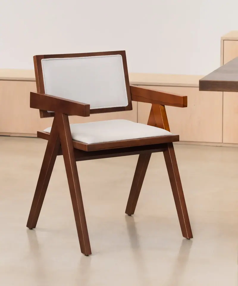 Silla de Comedor en Madera y Tapizada con Reposabrazos Matilde