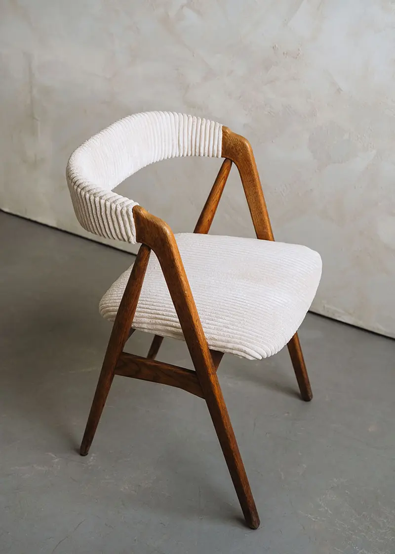 Silla de madera con tela de pana