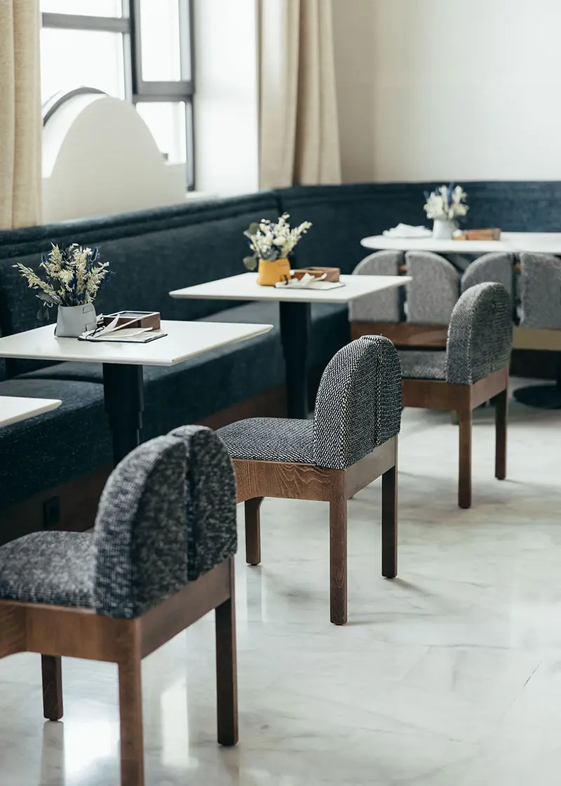 Silla de madera con tela gris jaspeada