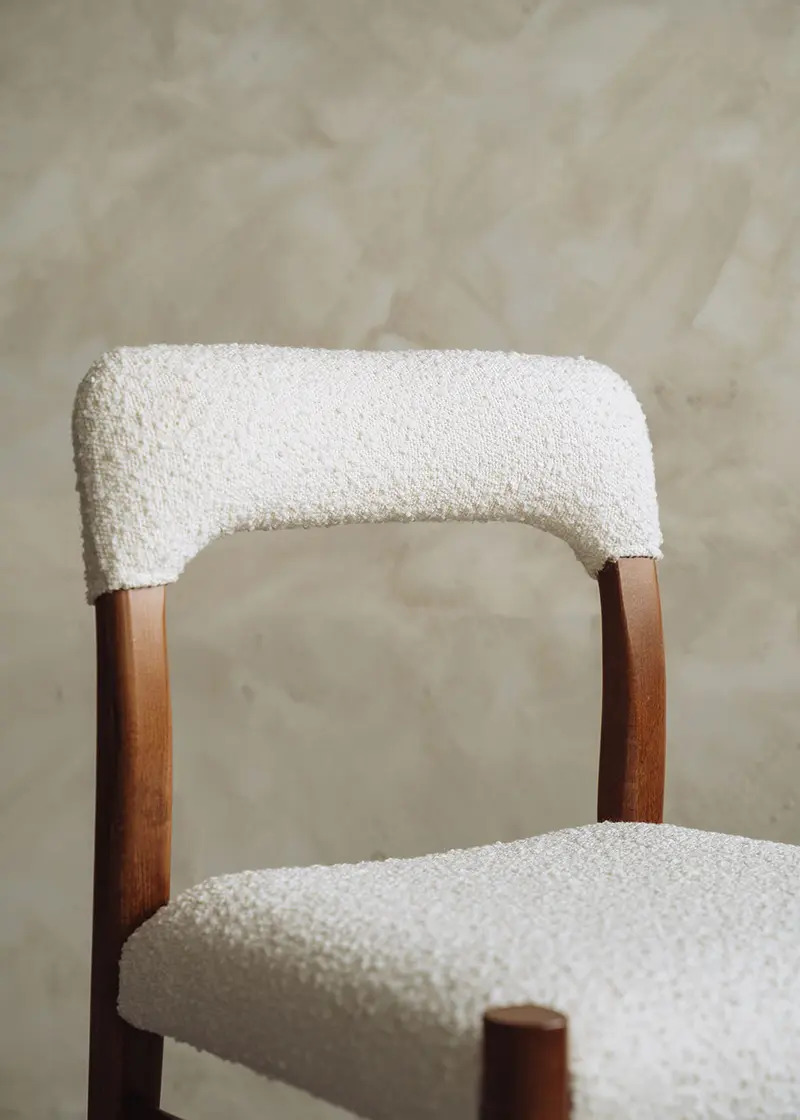 Silla de madera tapizada en blanco