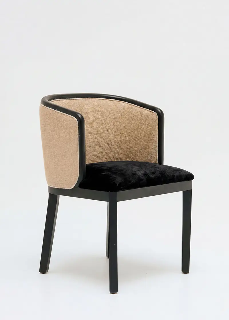 Silla de rafia trenzada y madera negra