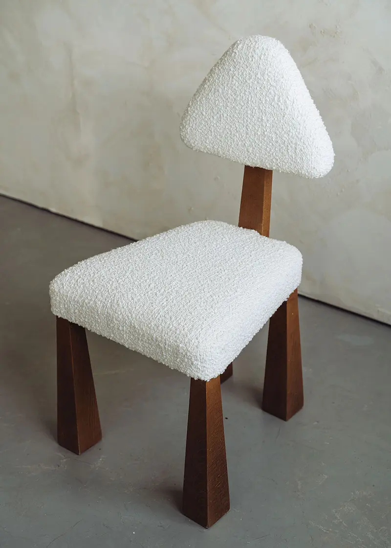 Silla en tela bouclé blanco con respaldo triangular