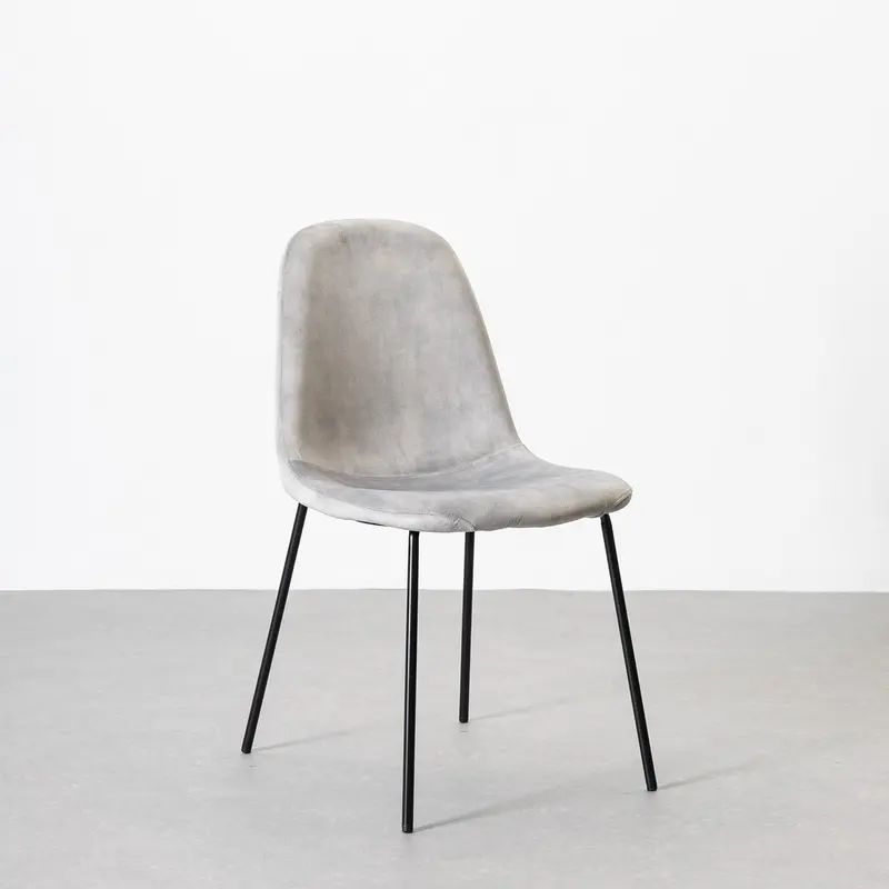 Silla Gina de terciopelo gris con patas de metal negro
