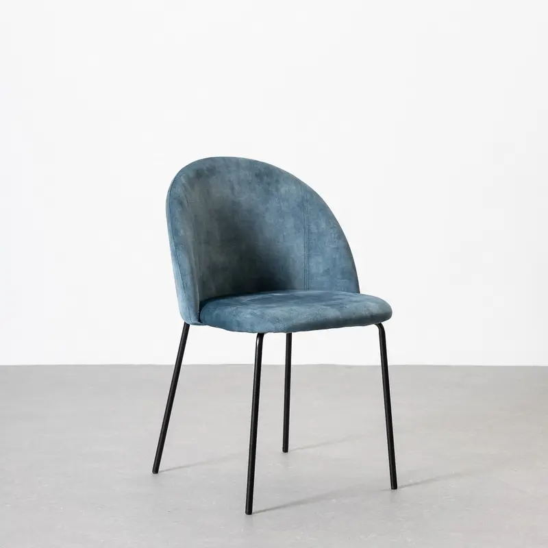 Silla Gina Ovalo de terciopelo azul con patas niveladoras negras