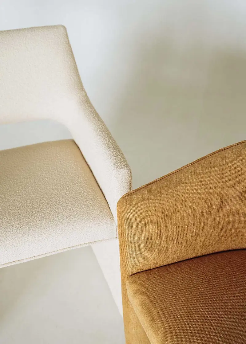 Sillón tapizado en tela bouclé blanca