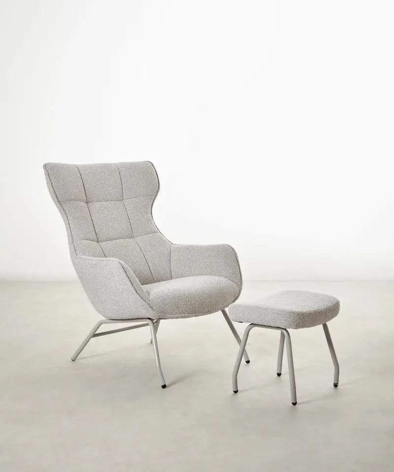 Sillón tapizado en tela bouclé con Ottoman Elska