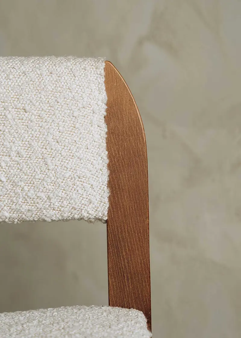 Taburete alto de madera tapizado en blanco