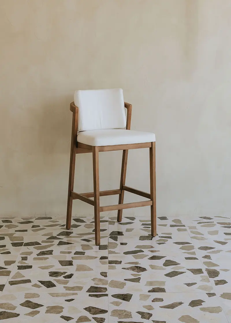 Taburete blanco de madera para exterior