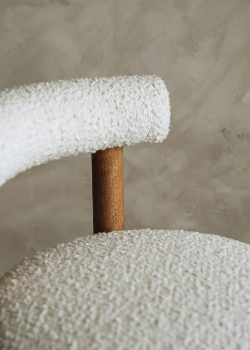 Taburete de madera en tela bouclé