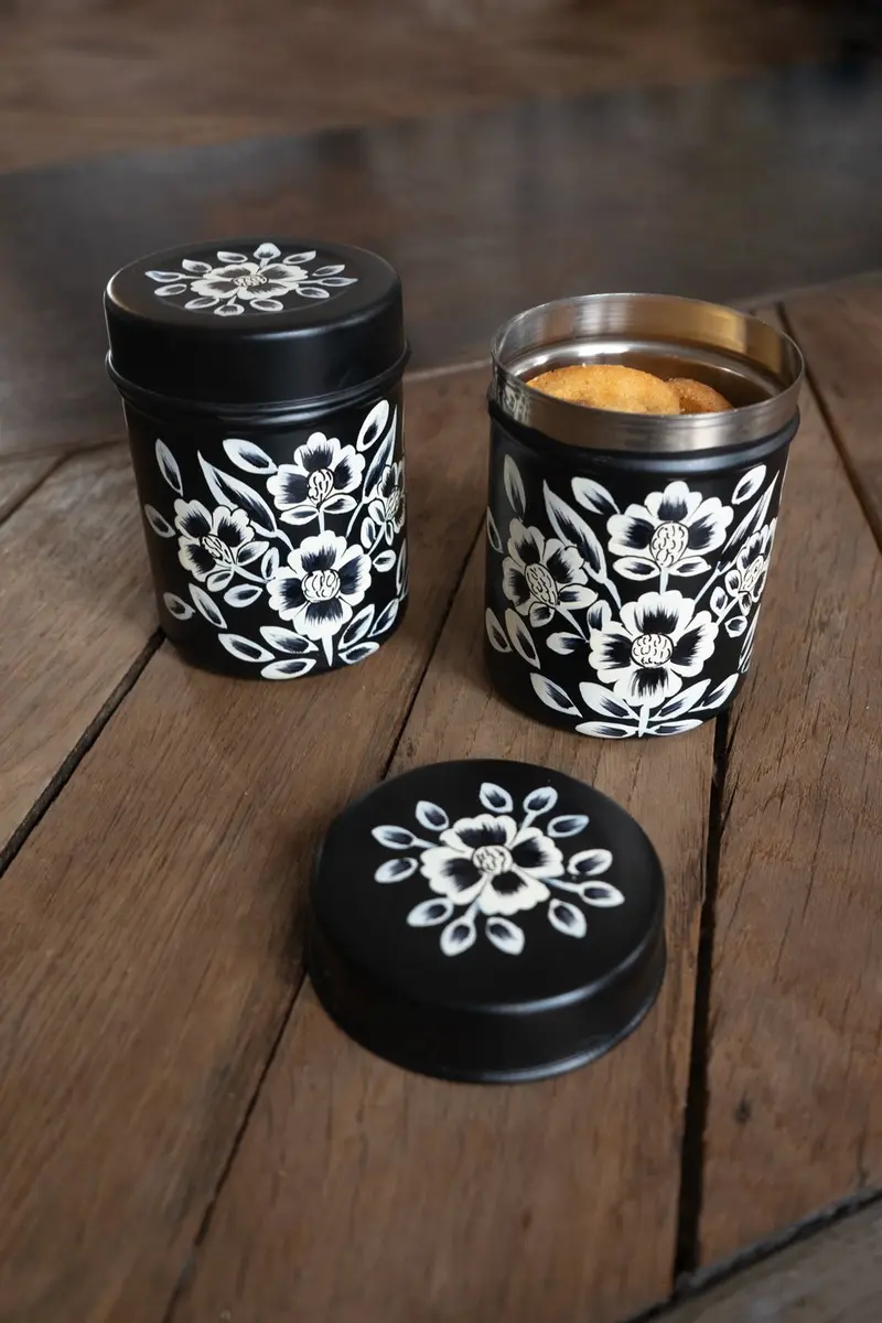 Tarro Con Tapa Negro Con Flores Blancas Pintadas