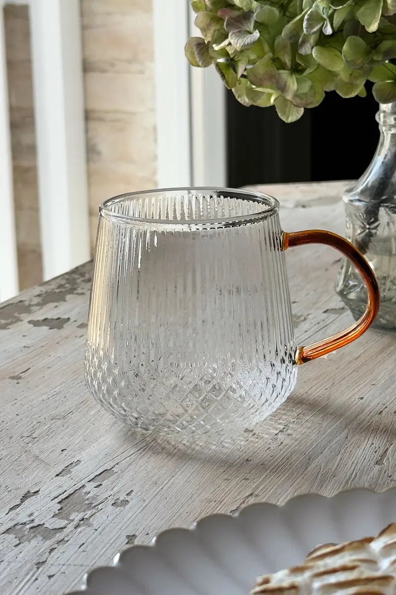 Taza De Cristal Con Detalles Tallados Y Asa De Color