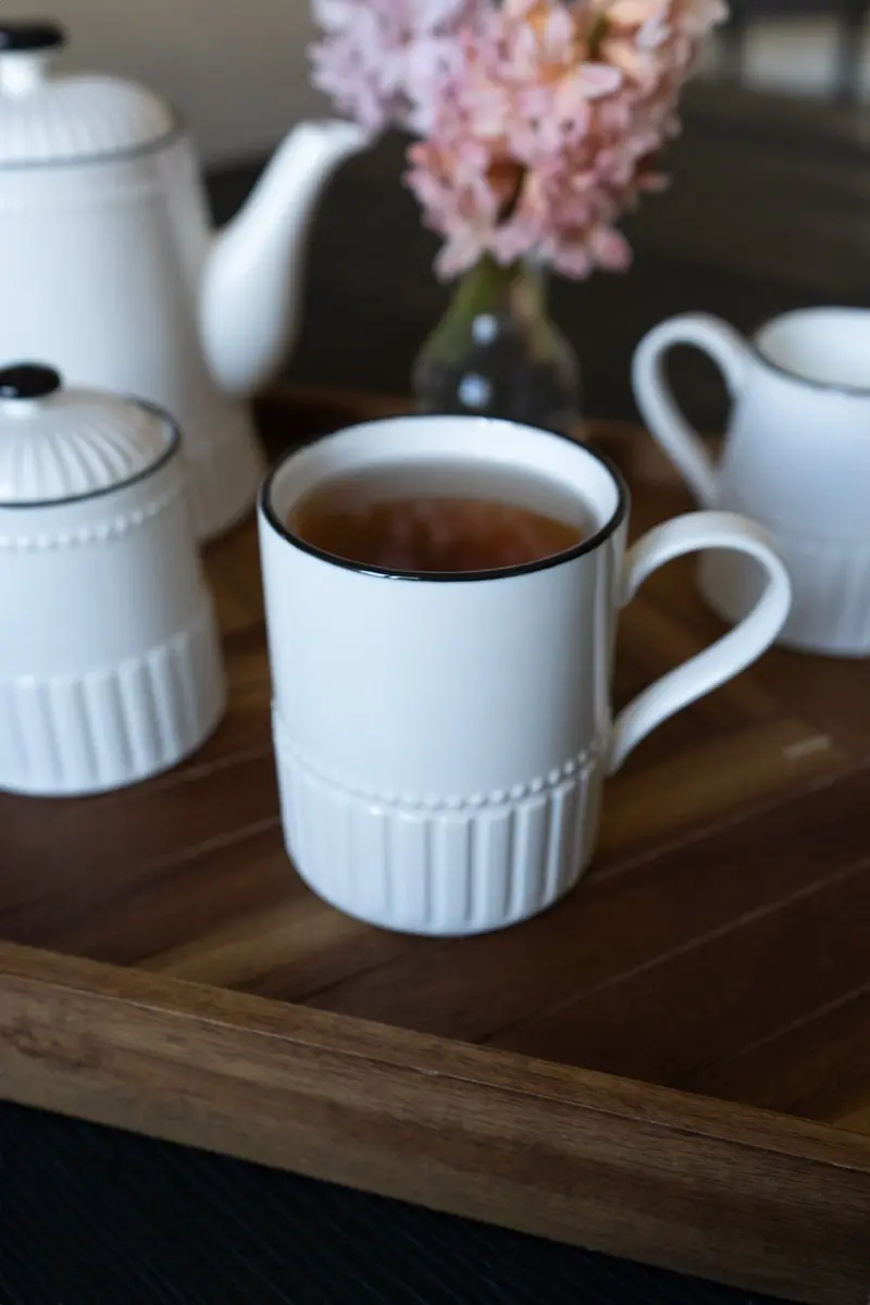 Taza De Porcelana Blanca Con Filo Negro