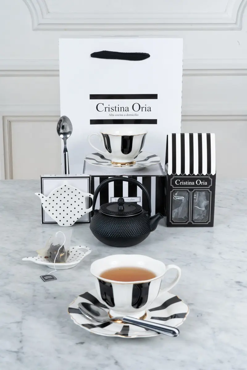 Tea Time For One & Tetera De Hierro