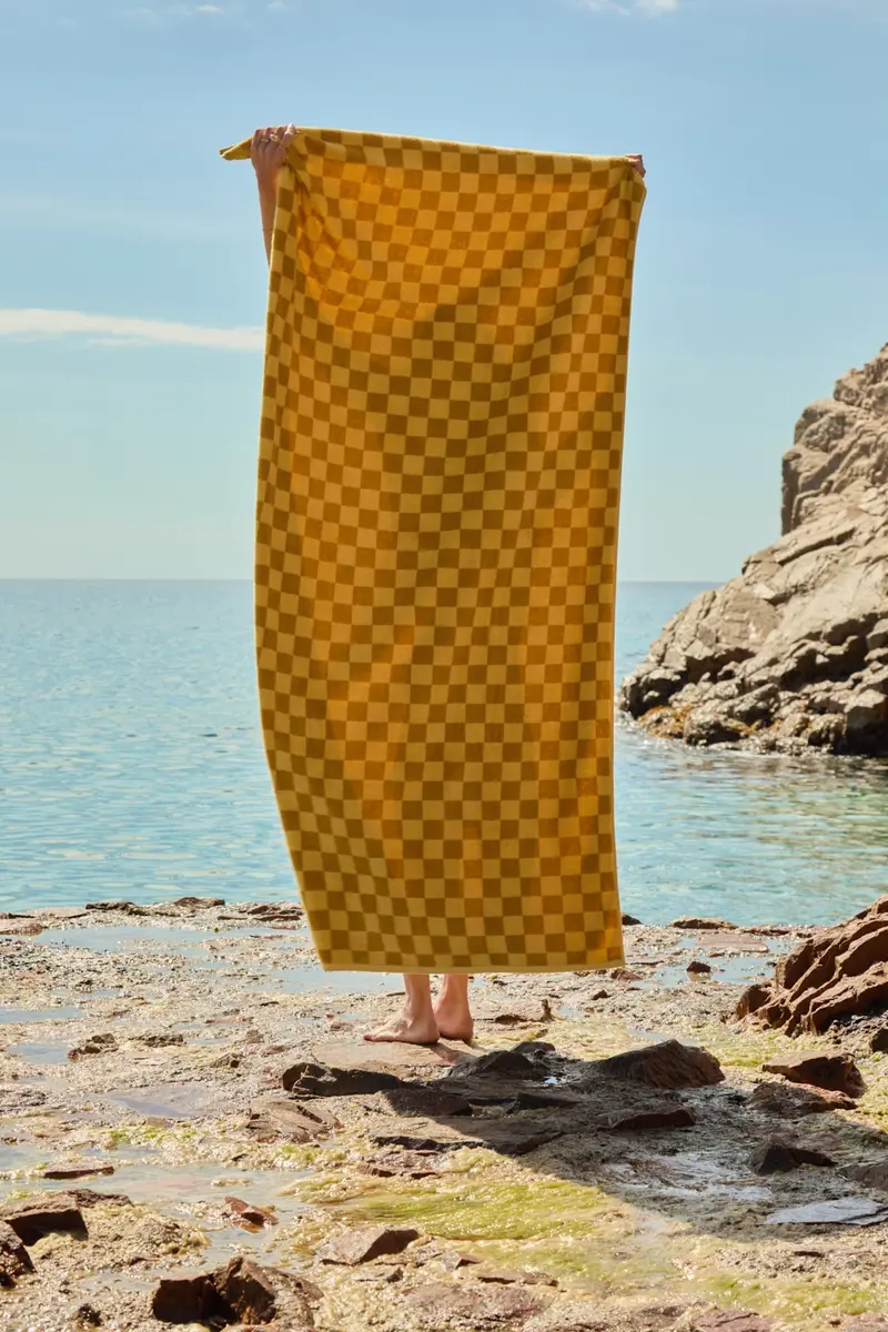Toalla de playa de algodón rizo con diseño a cuadros mostazas Pipa