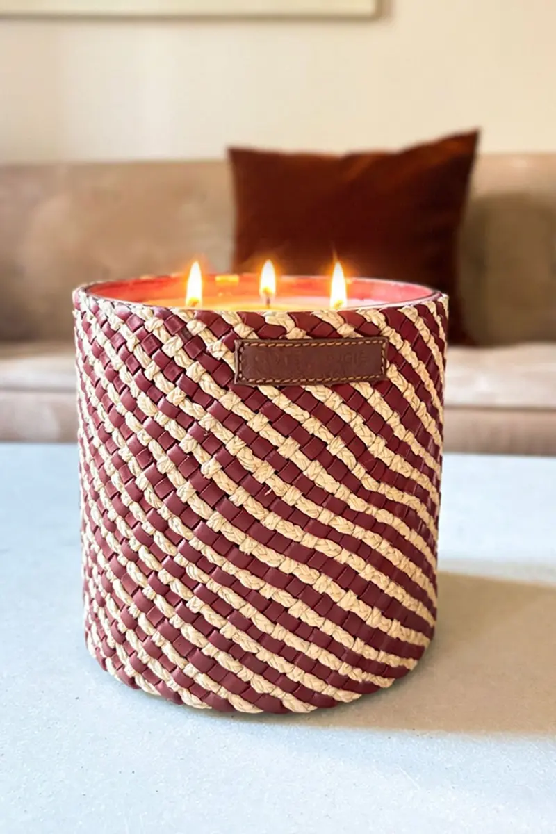 Vela Artesanal De Cuero Y Rafia Con Fragancia Rosa Oud Grande