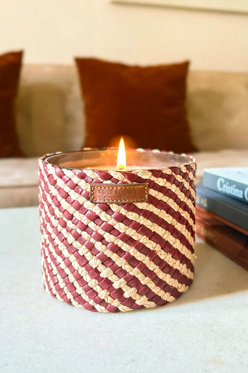 Vela Artesanal De Cuero Y Rafia Con Fragancia Rosa Oud Mediana