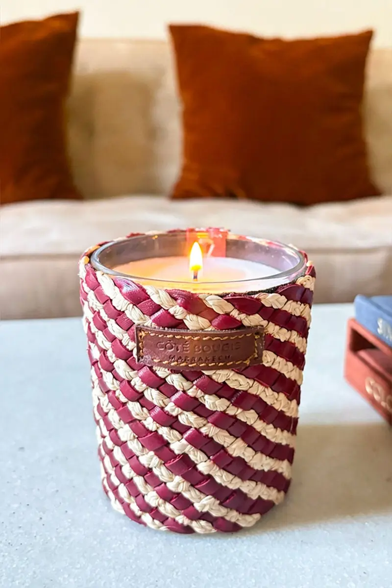 Vela Artesanal De Cuero Y Rafia Con Fragancia Rosa Oud Pequeña