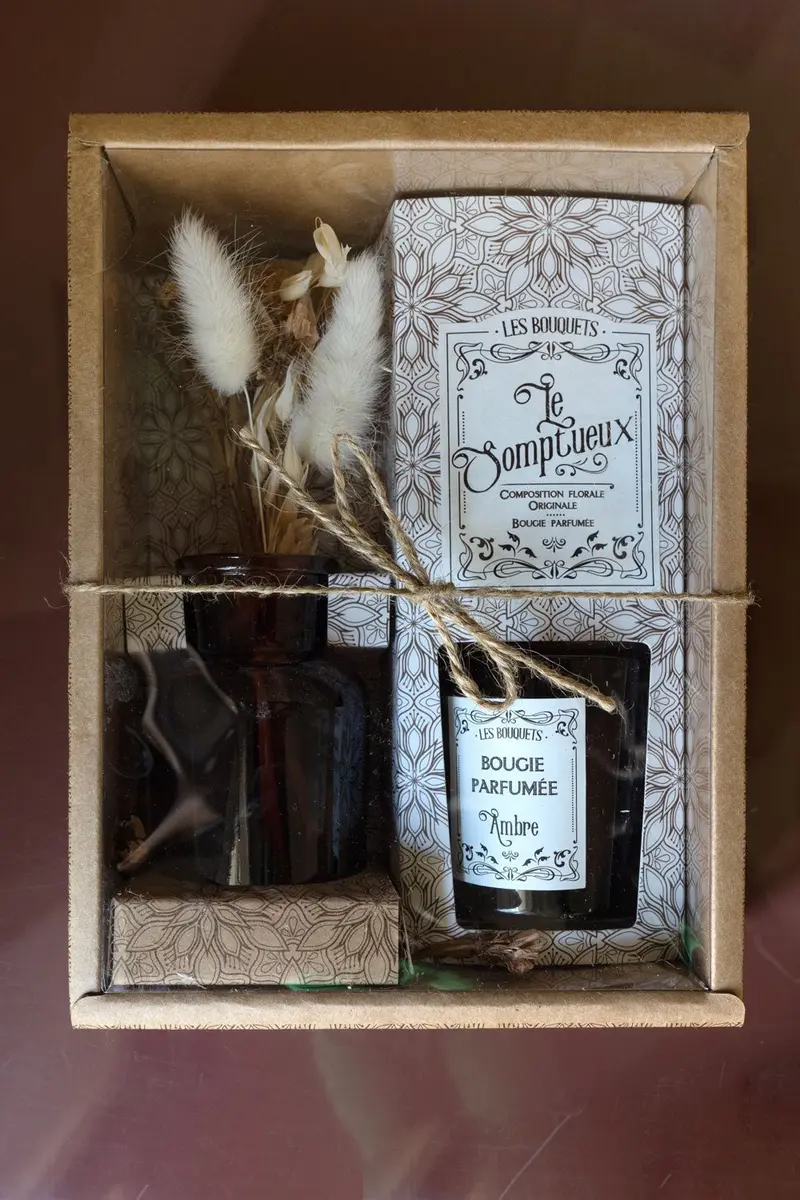 Vela Perfumada Y Florero Con Flores Secas