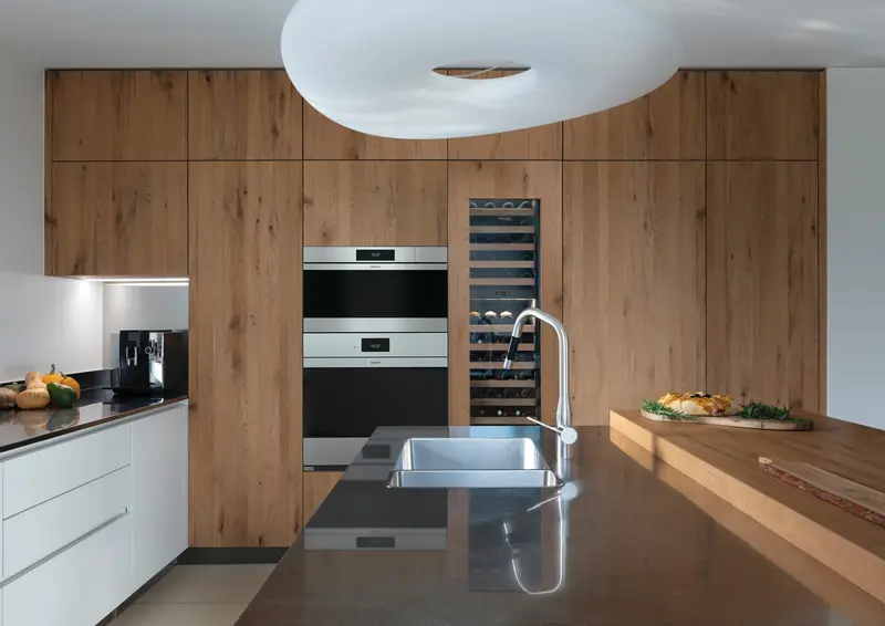 Vinoteca de 610 mm con tirador tubular