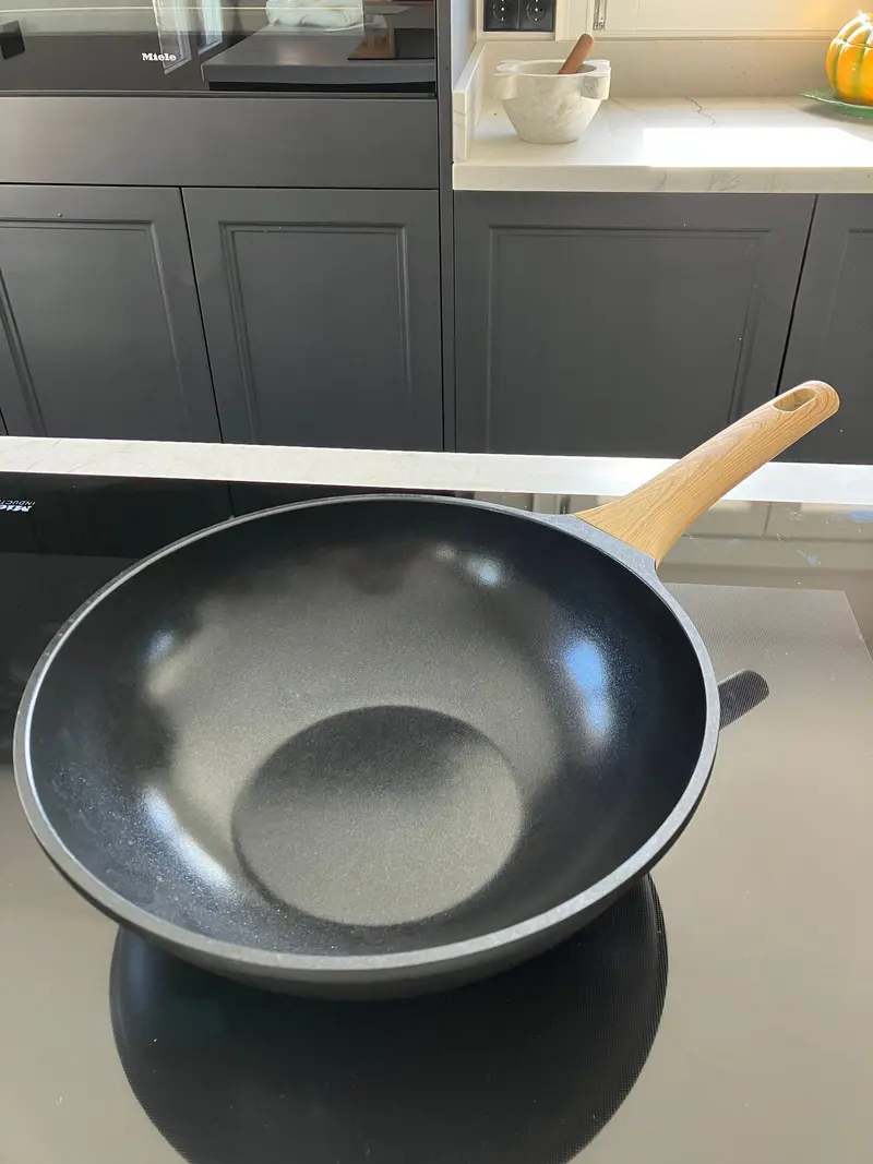 Wok Negro Con Mango De Madera 28 Cm